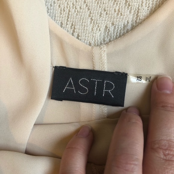 ASTR cream lace mini shift dress - Picture 4 of 11